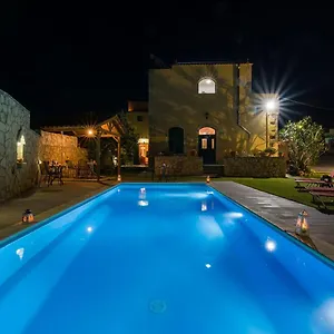 Skandalis With Pool Apartment
